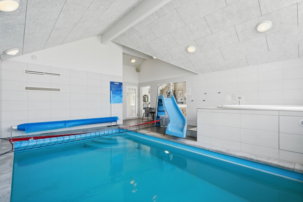 Sommerhus 348 er indrettet med en lækker poolafdeling med vandrutsjebane, dejlig stor indbygget spabad og sauna