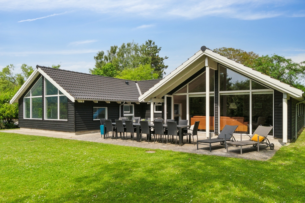 Luksushus nr. 352 har en dejlig terrasse med gode havemøbler til 14 personer.