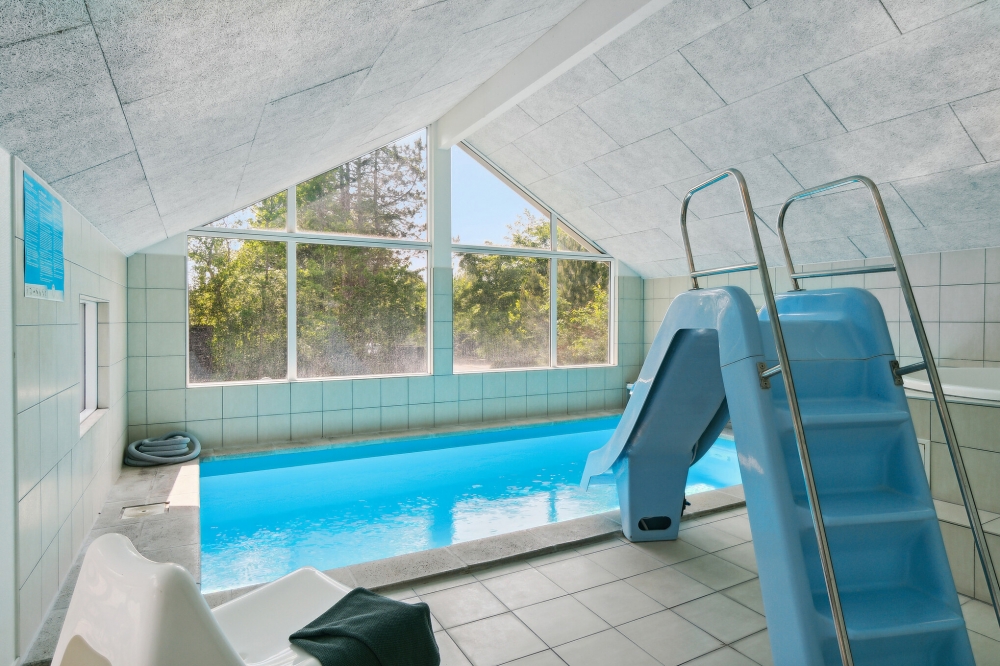 Sommerhus 352 er indrettet med en lækker poolafdeling med vandrutsjebane, dejlig stor indbygget spabad og sauna