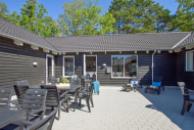 På terrassen i sommerhus nr. 351 er der plads til 22 personer.