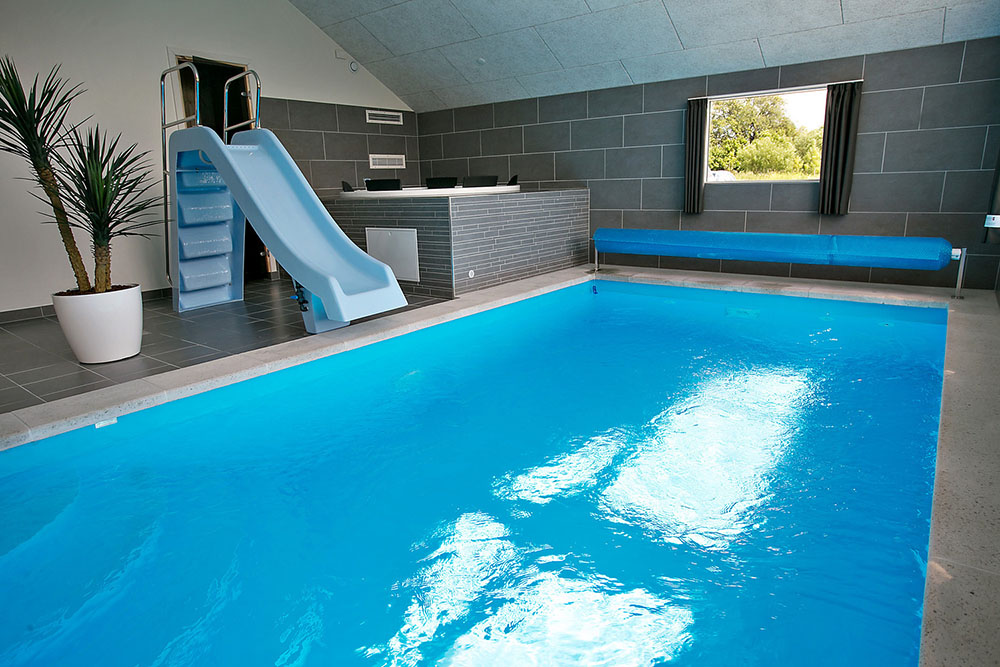 Sommerhus 349 er indrettet med en lækker poolafdeling med vandrutsjebane, dejlig stor indbygget spabad og sauna