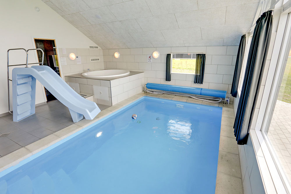 Sommerhus 355 er indrettet med en lækker poolafdeling med vandrutsjebane, dejlig stor indbygget spabad og sauna