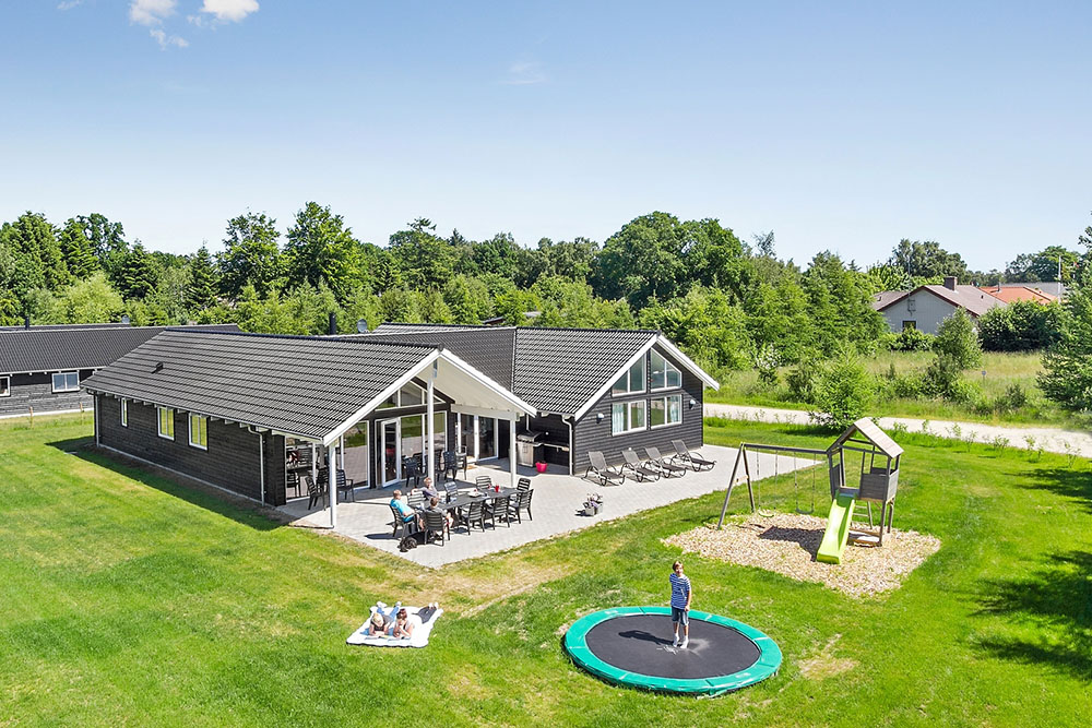 Velkommen til dette flotte sommerhus  i Fjellerup - tæt ved den børnevenlige strand og Djurslands mange attraktioner.