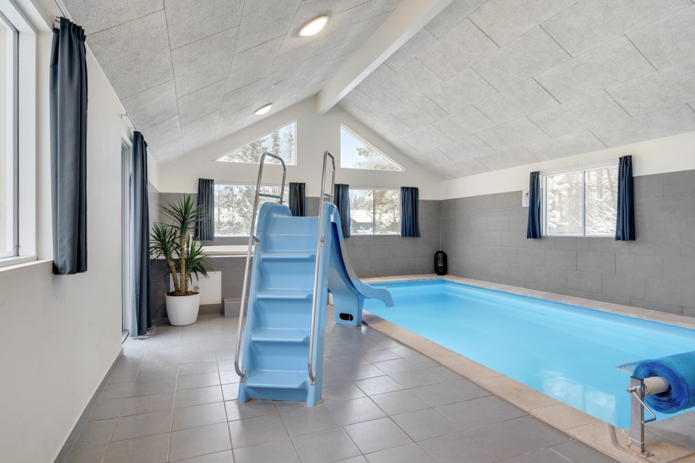 Sommerhus 362 er indrettet med en lækker poolafdeling med vandrutsjebane, dejlig stor indbygget spabad og sauna