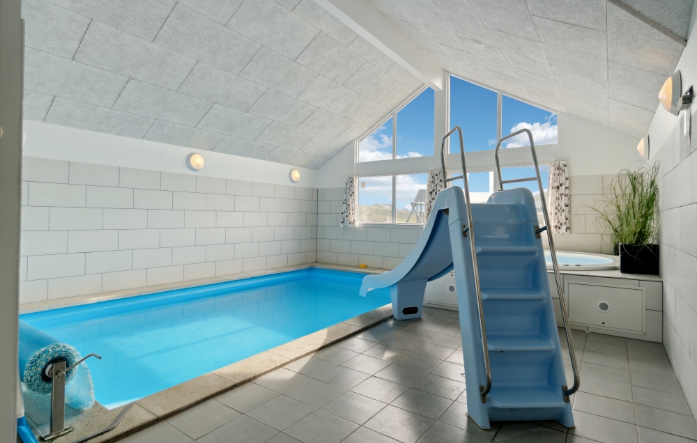 Sommerhus 363 er indrettet med en lækker poolafdeling med vandrutsjebane, dejlig stor indbygget spabad og sauna