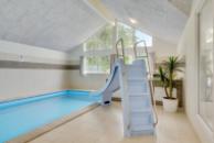 Sommerhus 365 er indrettet med en lækker poolafdeling med vandrutsjebane, dejlig stor indbygget spabad og sauna