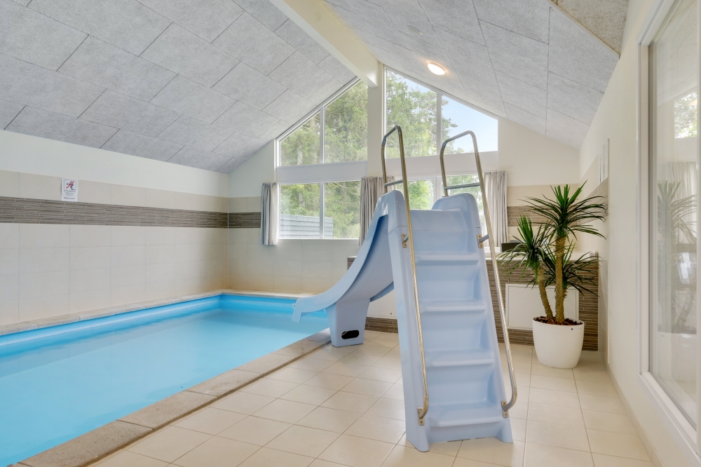 Sommerhus 365 er indrettet med en lækker poolafdeling med vandrutsjebane, dejlig stor indbygget spabad og sauna