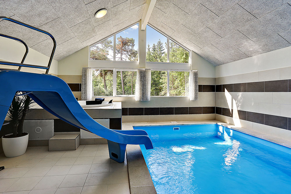Sommerhus 367 er indrettet med en lækker poolafdeling med vandrutsjebane, dejlig stor indbygget spabad og sauna
