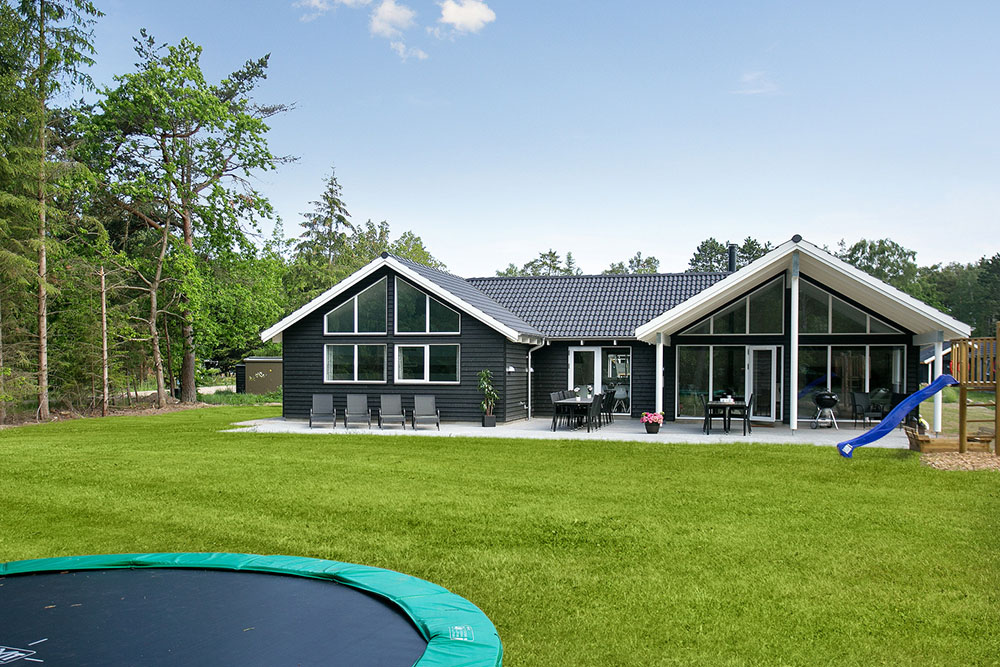 I det attraktive aktivitesrum i luksushus nr. 367 i Nordsjælland  er der masser af udendørs aktiviteter, f.eks. legetårn og gynge