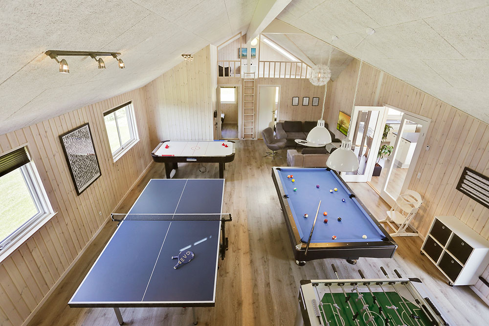 Ud over de mange timer, man kan bruge i husets pool-afdeling, så byder luksushus 369 også på billard/bordtennis og dart