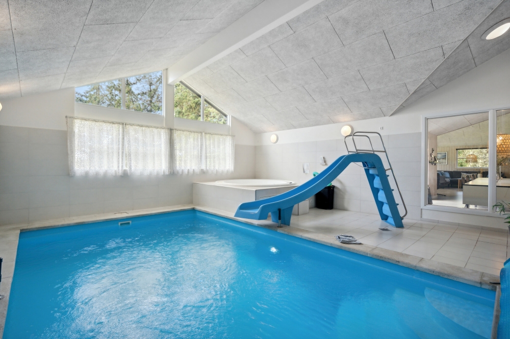 Sommerhus 371 er indrettet med en lækker poolafdeling med vandrutsjebane, dejlig stor indbygget spabad og sauna