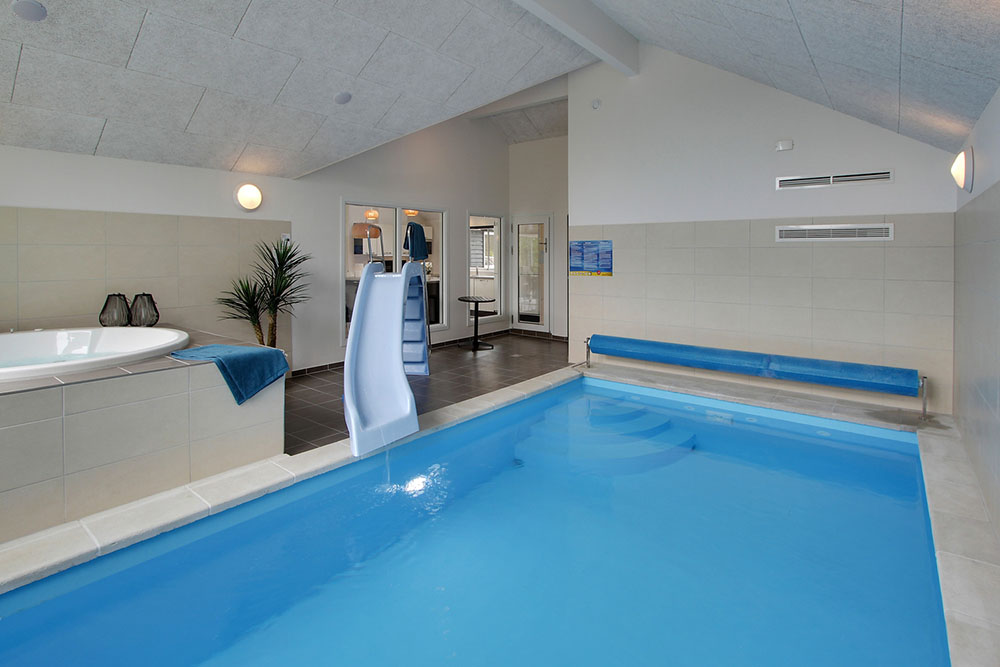 Sommerhus 372 er indrettet med en lækker poolafdeling med vandrutsjebane, dejlig stor indbygget spabad og sauna