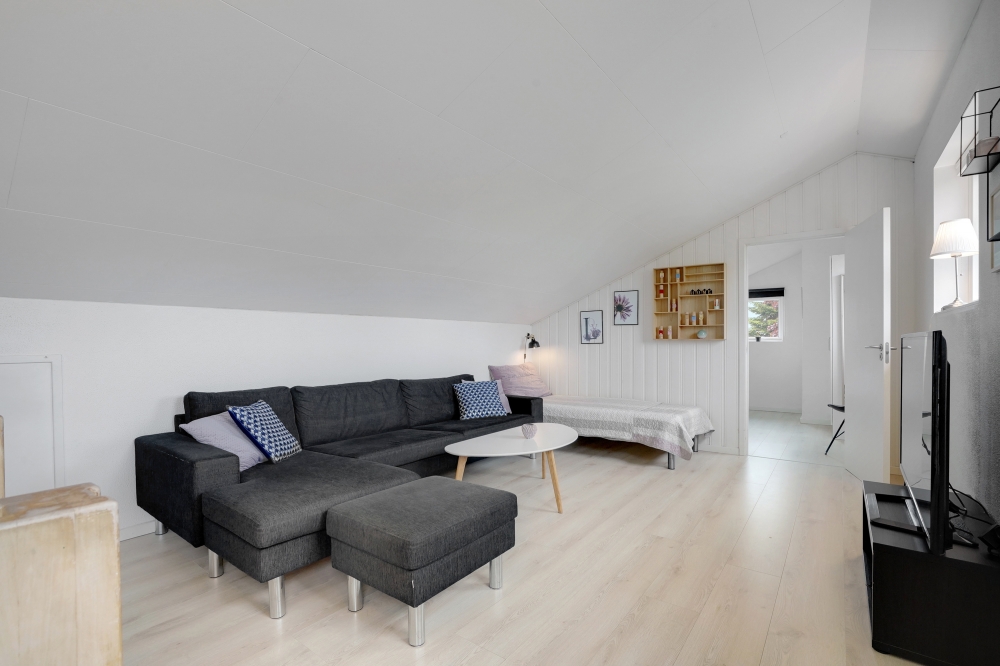 Sofaen i luksushus 373 i Limfjorden indbyder til brætspil eller at se en film sammen.