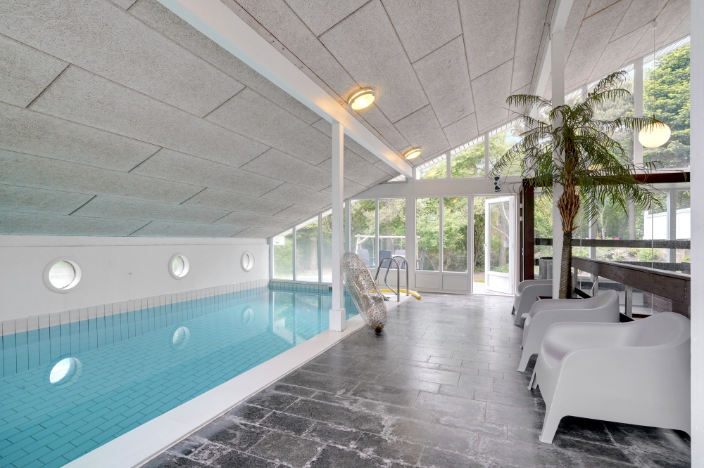 Sommerhus 373 er indrettet med en lækker poolafdeling med vandrutsjebane, dejlig stor indbygget spabad og sauna