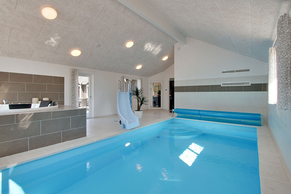 Sommerhus 374 er indrettet med en lækker poolafdeling med vandrutsjebane, dejlig stor indbygget spabad og sauna