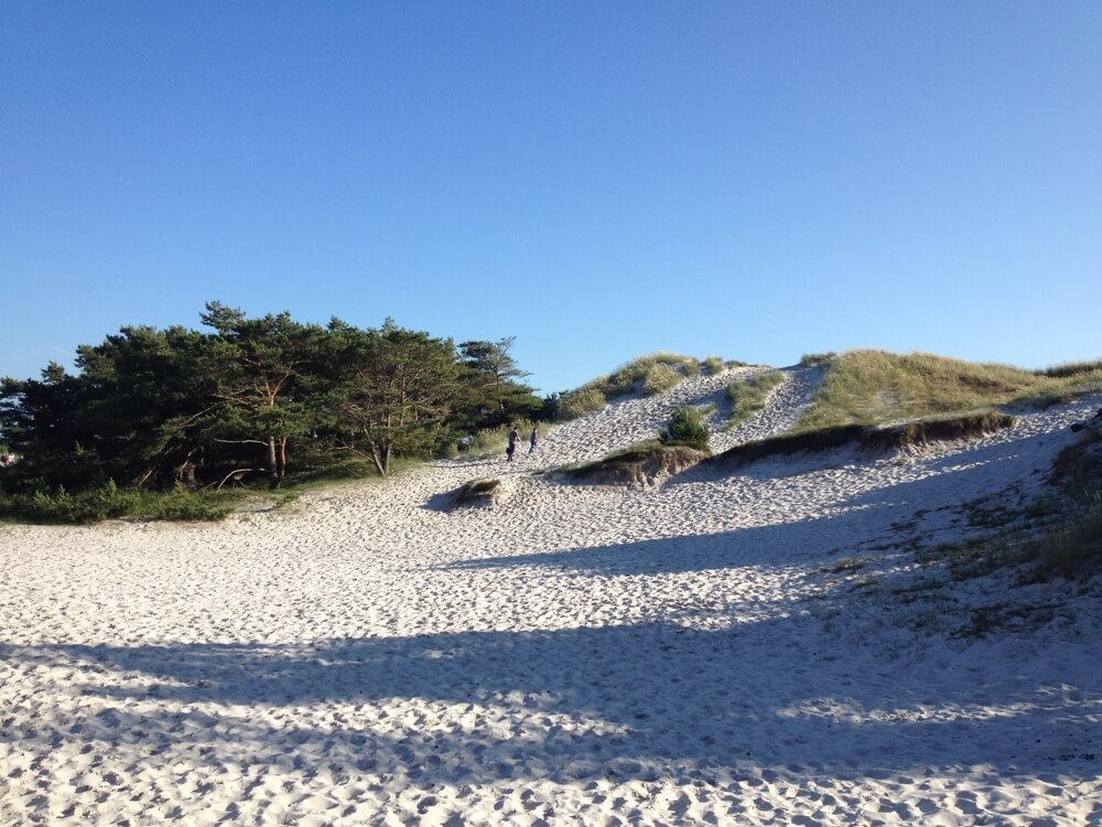 Stranden nær luksushus nr. 374 i Bornholm indbyder til en gåtur.