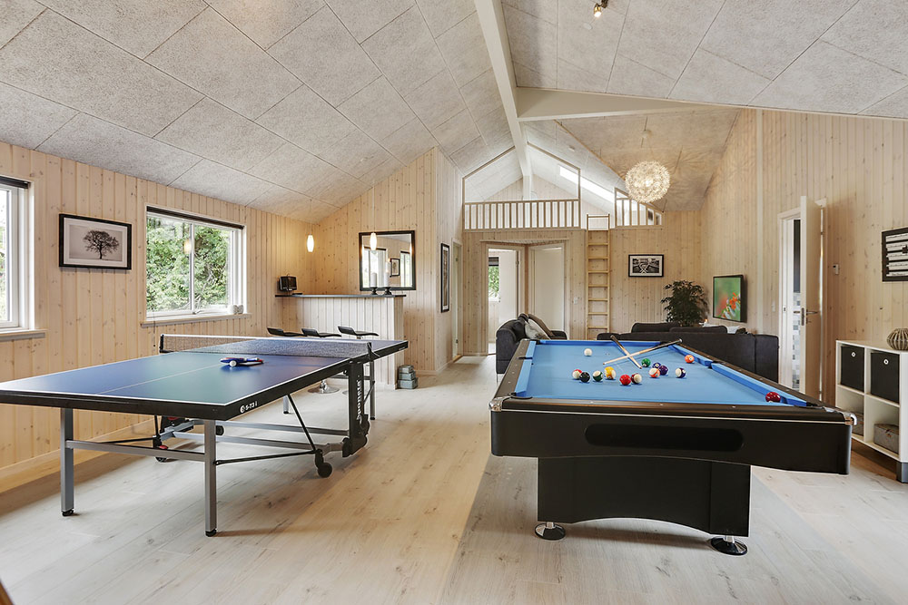 Ud over de mange timer, man kan bruge i husets pool-afdeling, så byder luksushus 376 også på billard/bordtennis og dart
