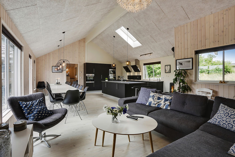 Det store lyse opholdrum i luksushus nr. 376 til 22.