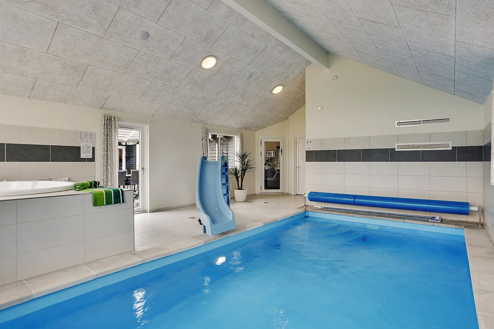 Sommerhus 376 er indrettet med en lækker poolafdeling med vandrutsjebane, dejlig stor indbygget spabad og sauna