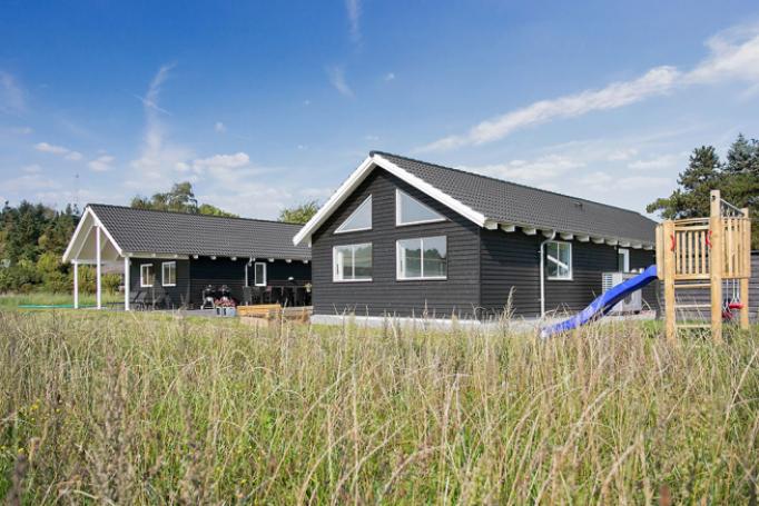 Velkommen til dette skønne luksussommerhus i Nordsjælland beliggende i skøn natur og tæt ved børnevenlig badestrand ved Vejby Strand.