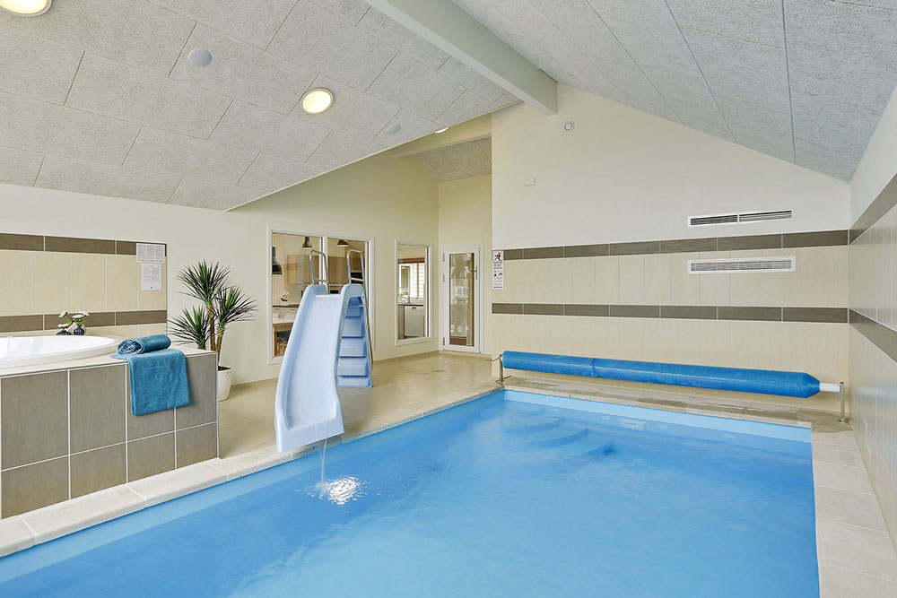 Sommerhus 379 er indrettet med en lækker poolafdeling med vandrutsjebane, dejlig stor indbygget spabad og sauna