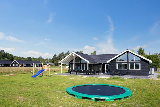 Dette skønne poolhus er beliggende 1000 meter fra Vejby Strand og kun få kilometer fra den hyggelige strandpromenade, de gode cafeer og restauranter og den børnevenlige badestrand i Rågeleje. 