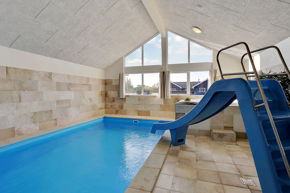 Sommerhus 378 er indrettet med en lækker poolafdeling med vandrutsjebane, dejlig stor indbygget spabad og sauna