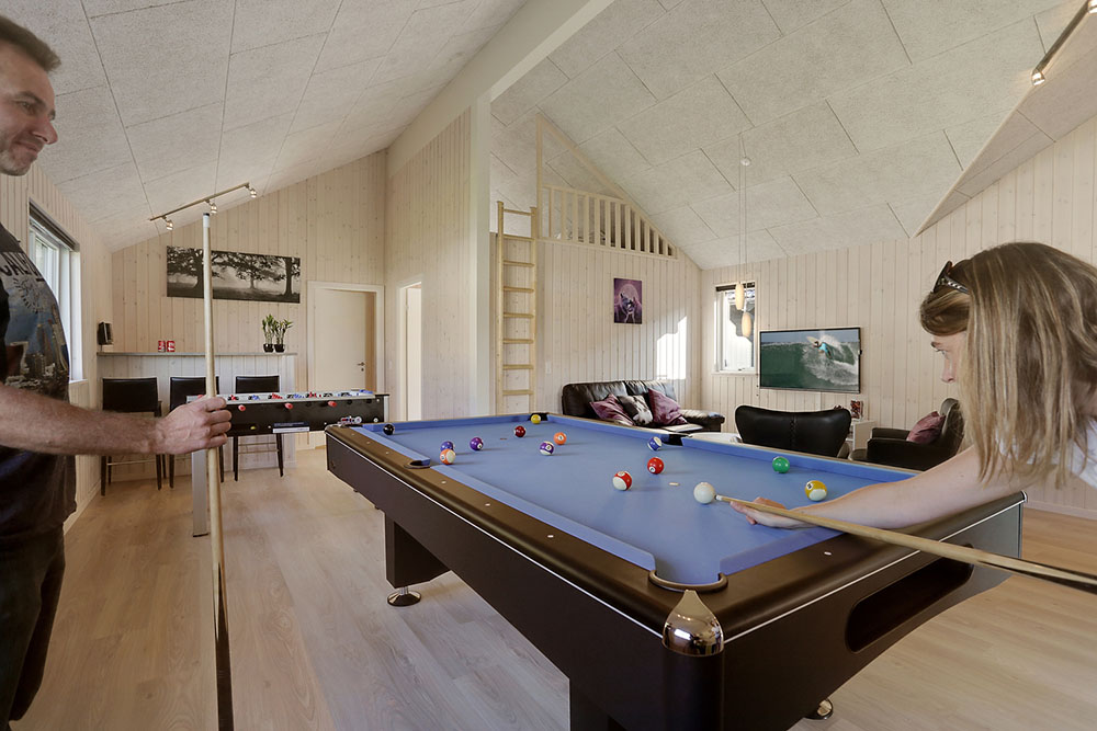 Ud over de mange timer, man kan bruge i husets pool-afdeling, så byder luksushus 378 også på billard/bordtennis og dart