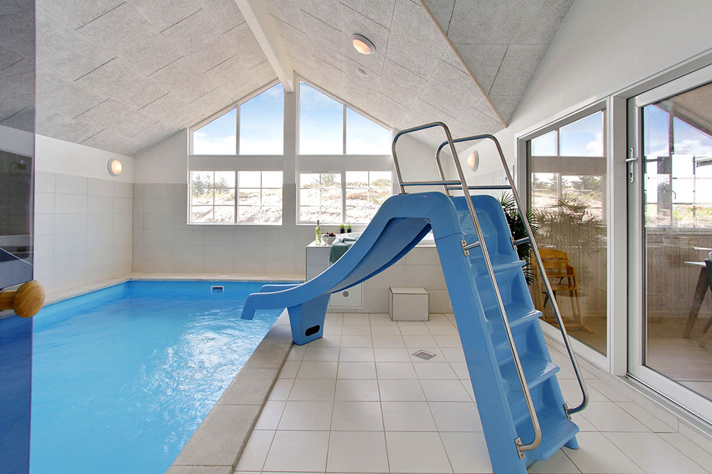 Sommerhus 383 er indrettet med en lækker poolafdeling med vandrutsjebane, dejlig stor indbygget spabad og sauna