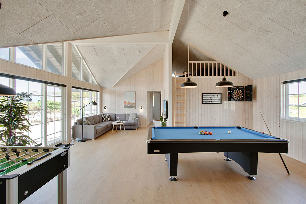 Ud over de mange timer, man kan bruge i husets pool-afdeling, så byder luksushus 383 også på billard/bordtennis og dart