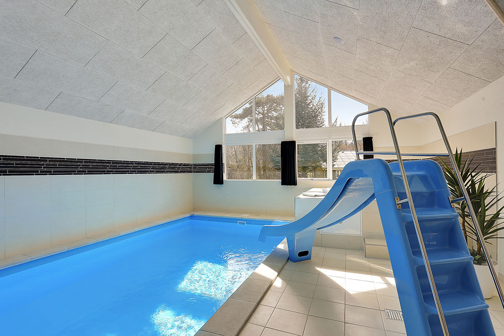Sommerhus 384 er indrettet med en lækker poolafdeling med vandrutsjebane, dejlig stor indbygget spabad og sauna