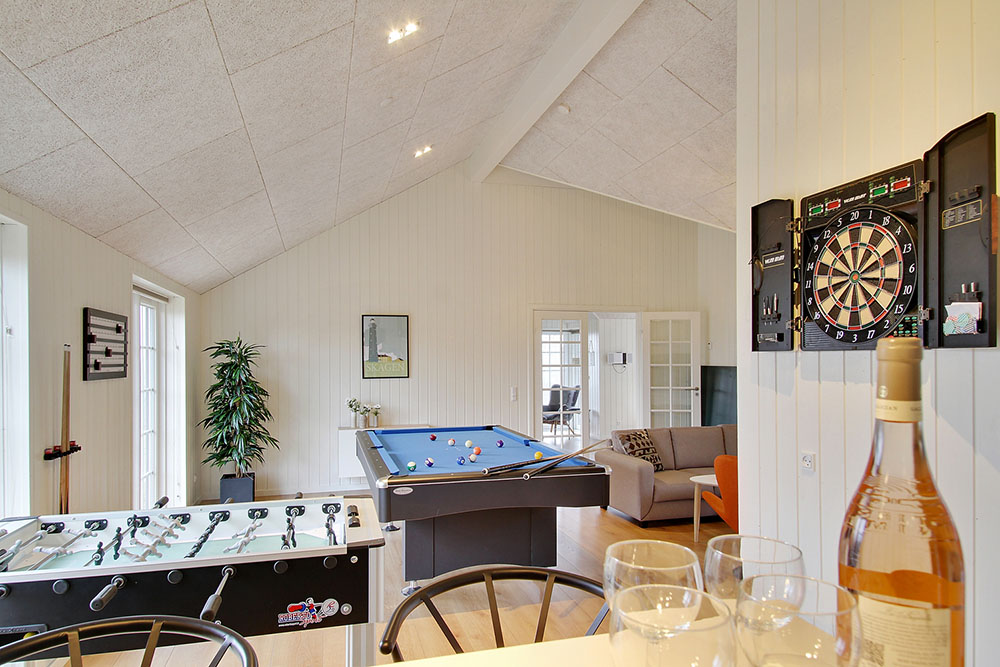 Dyst i sommerhusets aktivitetsrum, når I besøger luksushus nr. 386 i Østjylland.