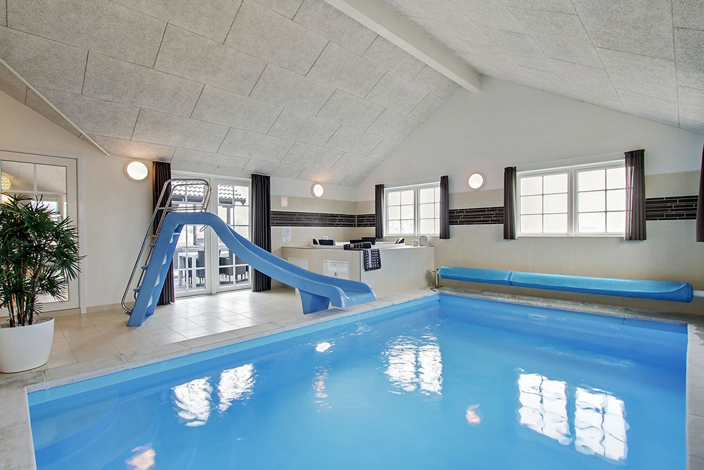 Sommerhus 386 er indrettet med en lækker poolafdeling med vandrutsjebane, dejlig stor indbygget spabad og sauna