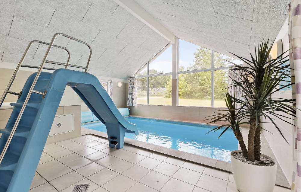 Den lækre pool i luksushuse nr. 380 til 14 personer