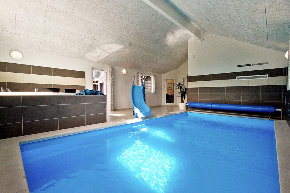 Sommerhus 394 er indrettet med en lækker poolafdeling med vandrutsjebane, dejlig stor indbygget spabad og sauna