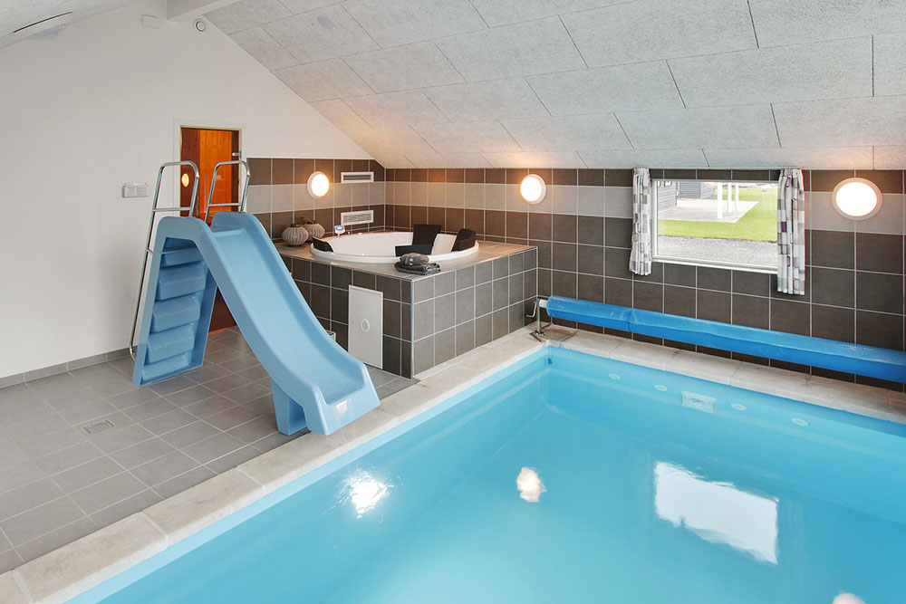 Sommerhus 702 er indrettet med en lækker poolafdeling med vandrutsjebane, dejlig stor indbygget spabad og sauna