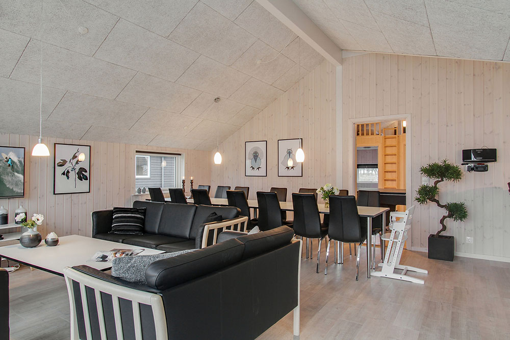 Det store lyse opholdrum i luksushus nr. 702 til 12.