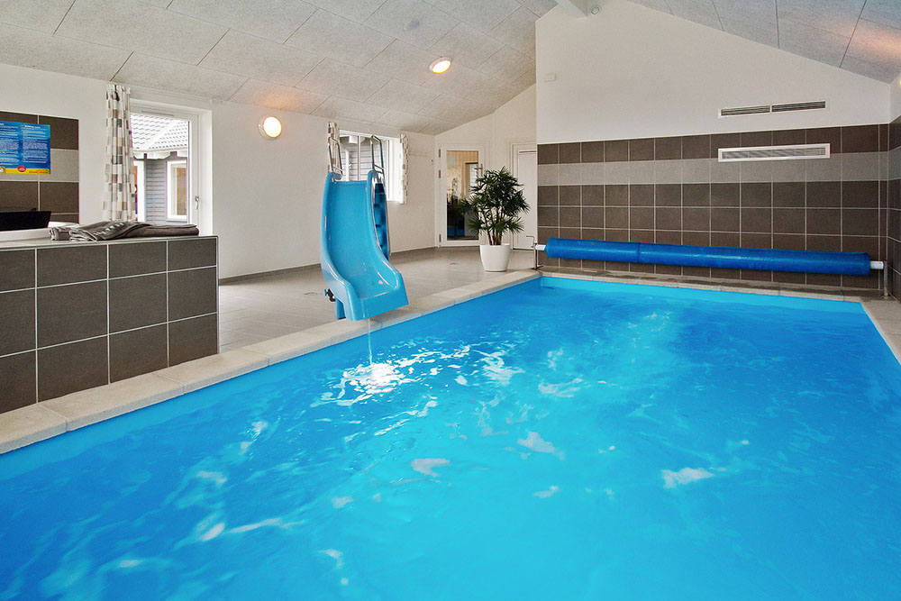 Sommerhus 703 er indrettet med en lækker poolafdeling med vandrutsjebane, dejlig stor indbygget spabad og sauna