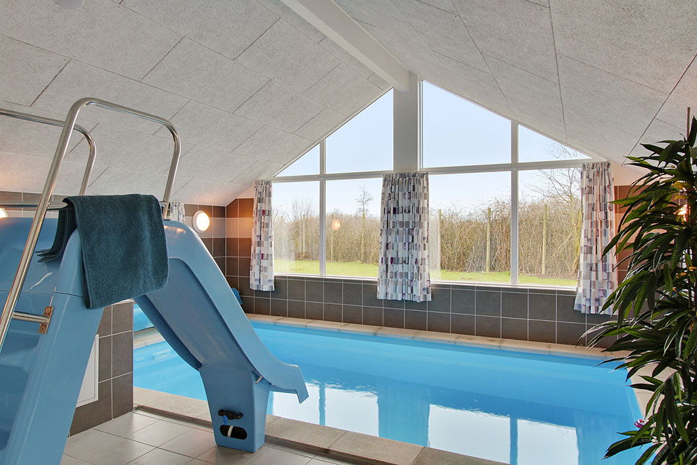 Sommerhus 708 er indrettet med en lækker poolafdeling med vandrutsjebane, dejlig stor indbygget spabad og sauna