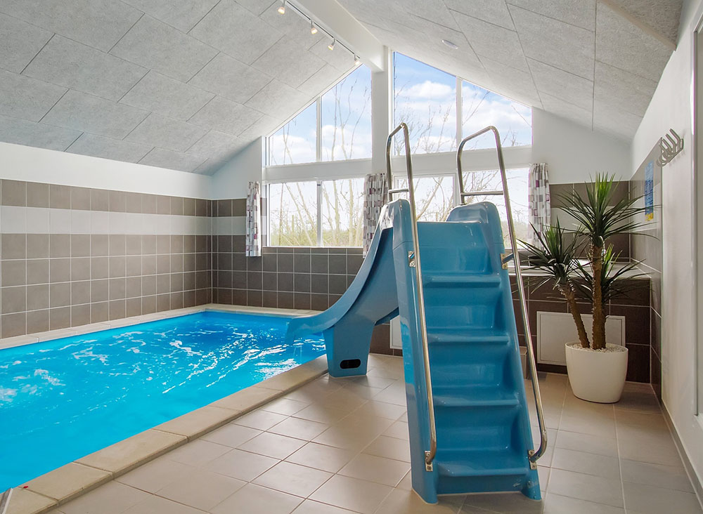 Sommerhus 710 er indrettet med en lækker poolafdeling med vandrutsjebane, dejlig stor indbygget spabad og sauna