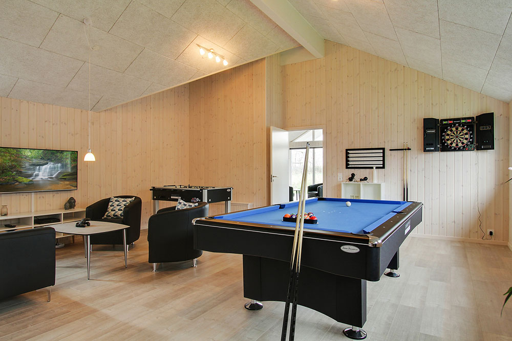 Ud over de mange timer, man kan bruge i husets pool-afdeling, så byder luksushus 710 også på billard/bordtennis og dart