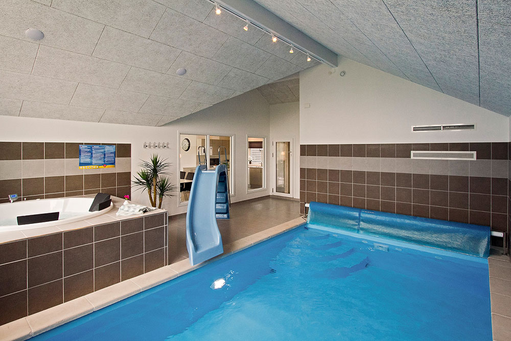Sommerhus 711 er indrettet med en lækker poolafdeling med vandrutsjebane, dejlig stor indbygget spabad og sauna