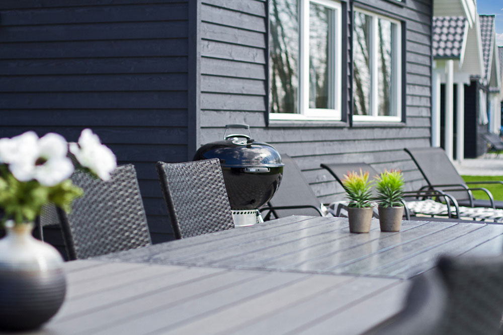 På terrassen i sommerhus nr. 711 er der plads til 16 personer.