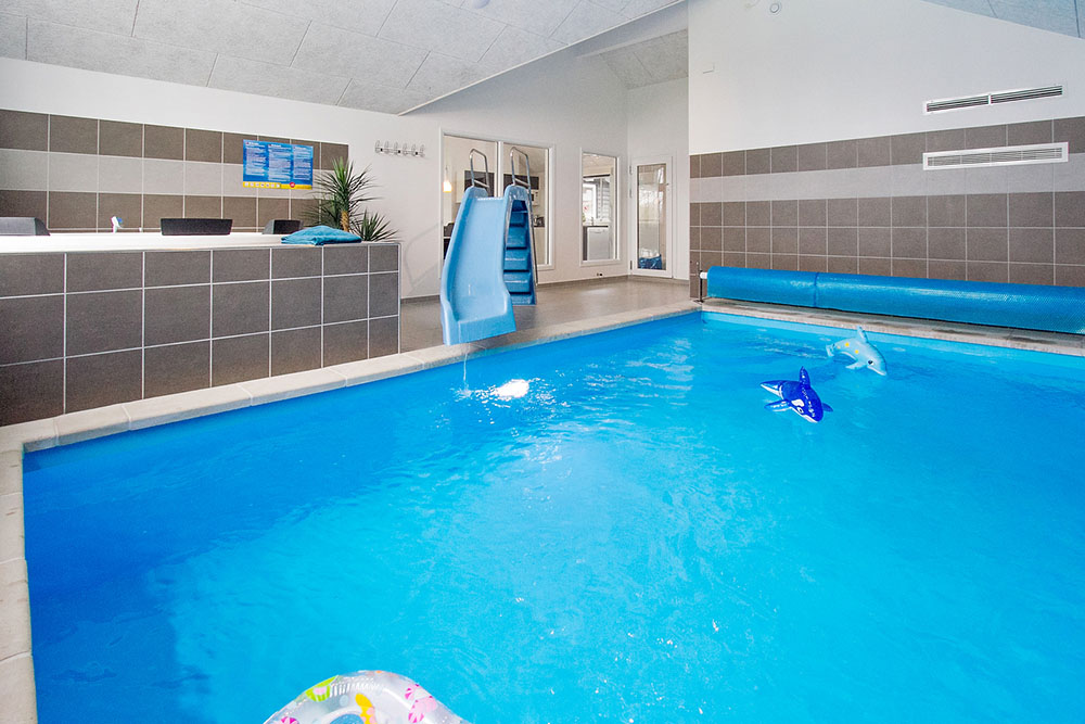 Sommerhus 712 er indrettet med en lækker poolafdeling med vandrutsjebane, dejlig stor indbygget spabad og sauna