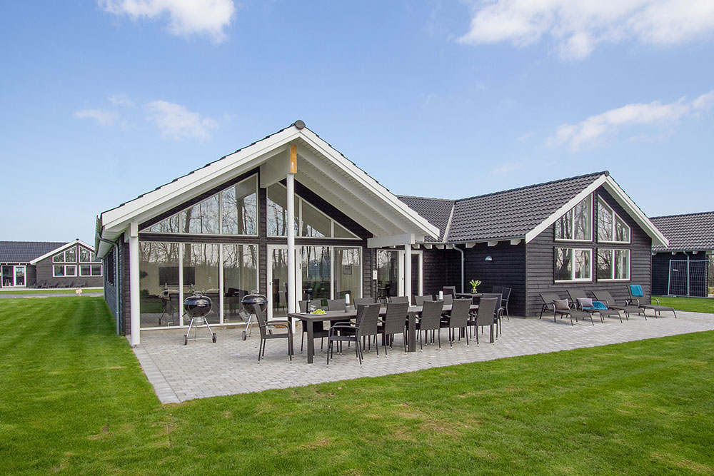 Nyd en grillaften på terrassen i luksushus nr. 712 i Tyskland