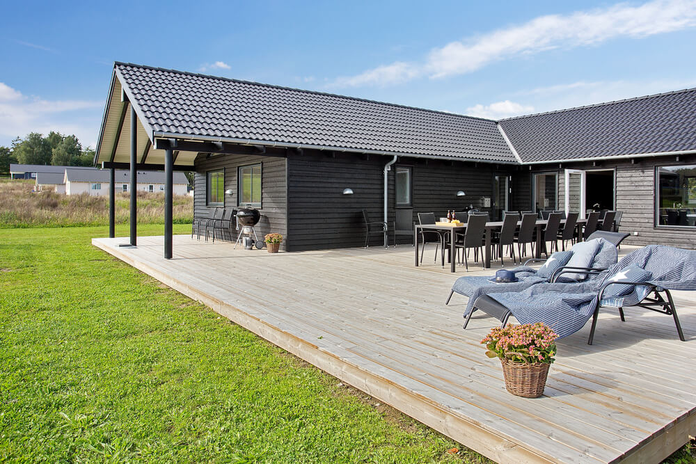 På terrassen i sommerhus nr. 395 er der plads til 20 personer.