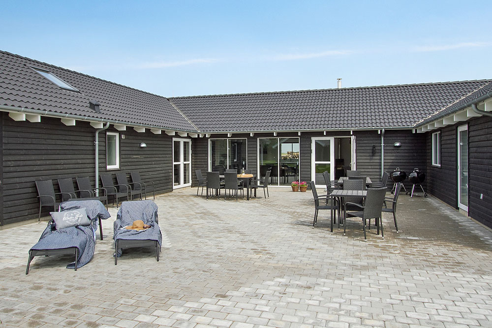 Nyd en grillaften på terrassen i luksushus nr. 706 i Tyskland
