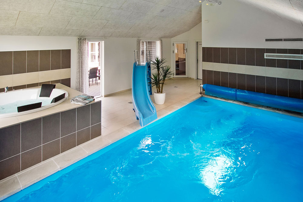 Sommerhus 714 er indrettet med en lækker poolafdeling med vandrutsjebane, dejlig stor indbygget spabad og sauna