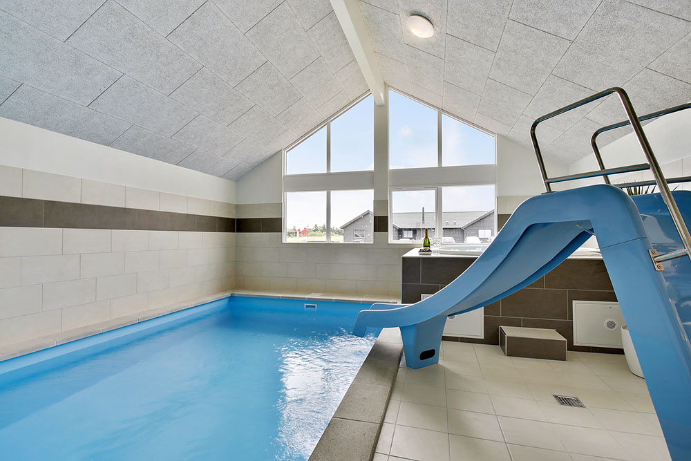 Sommerhus 388 er indrettet med en lækker poolafdeling med vandrutsjebane, dejlig stor indbygget spabad og sauna