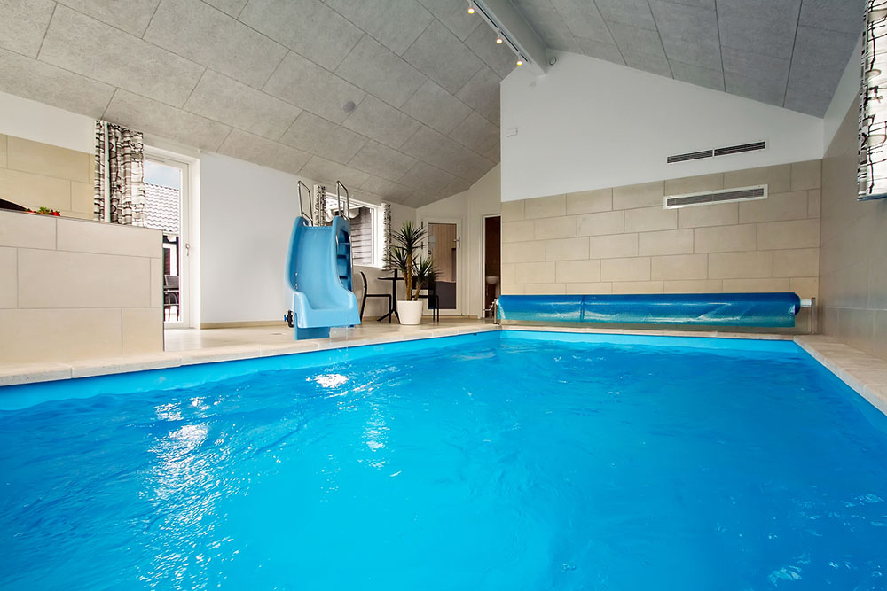 Sommerhus 707 er indrettet med en lækker poolafdeling med vandrutsjebane, dejlig stor indbygget spabad og sauna
